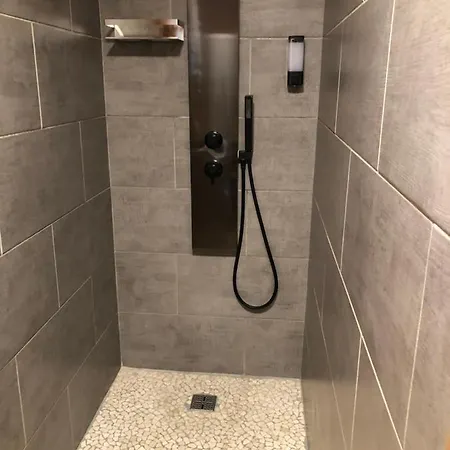 Avec Jacuzzi Et Piscine, Déco Soignée Esprit Cocooning *