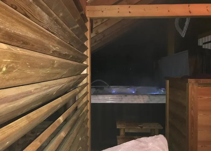 Avec Jacuzzi Et Piscine, Deco Soignee Esprit Cocooning